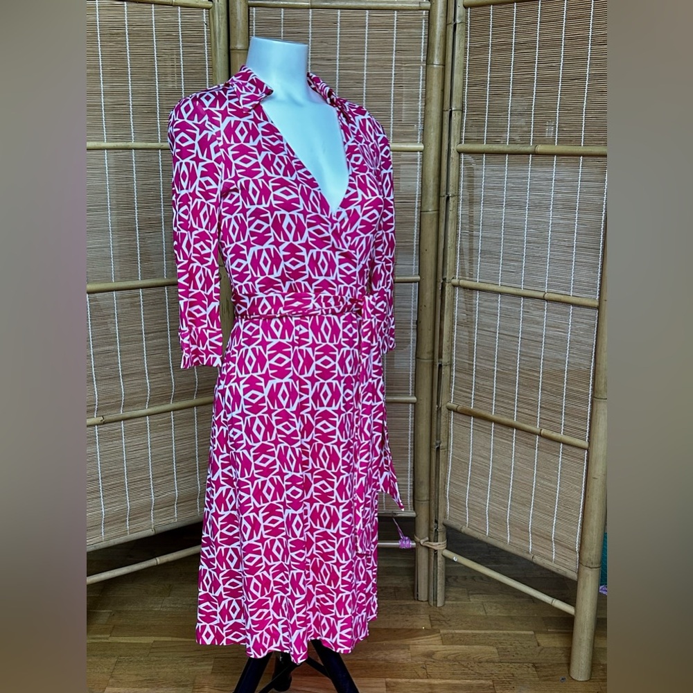 Diane Von Furstenberg pink and white geometric silk wrap dress. Size 6